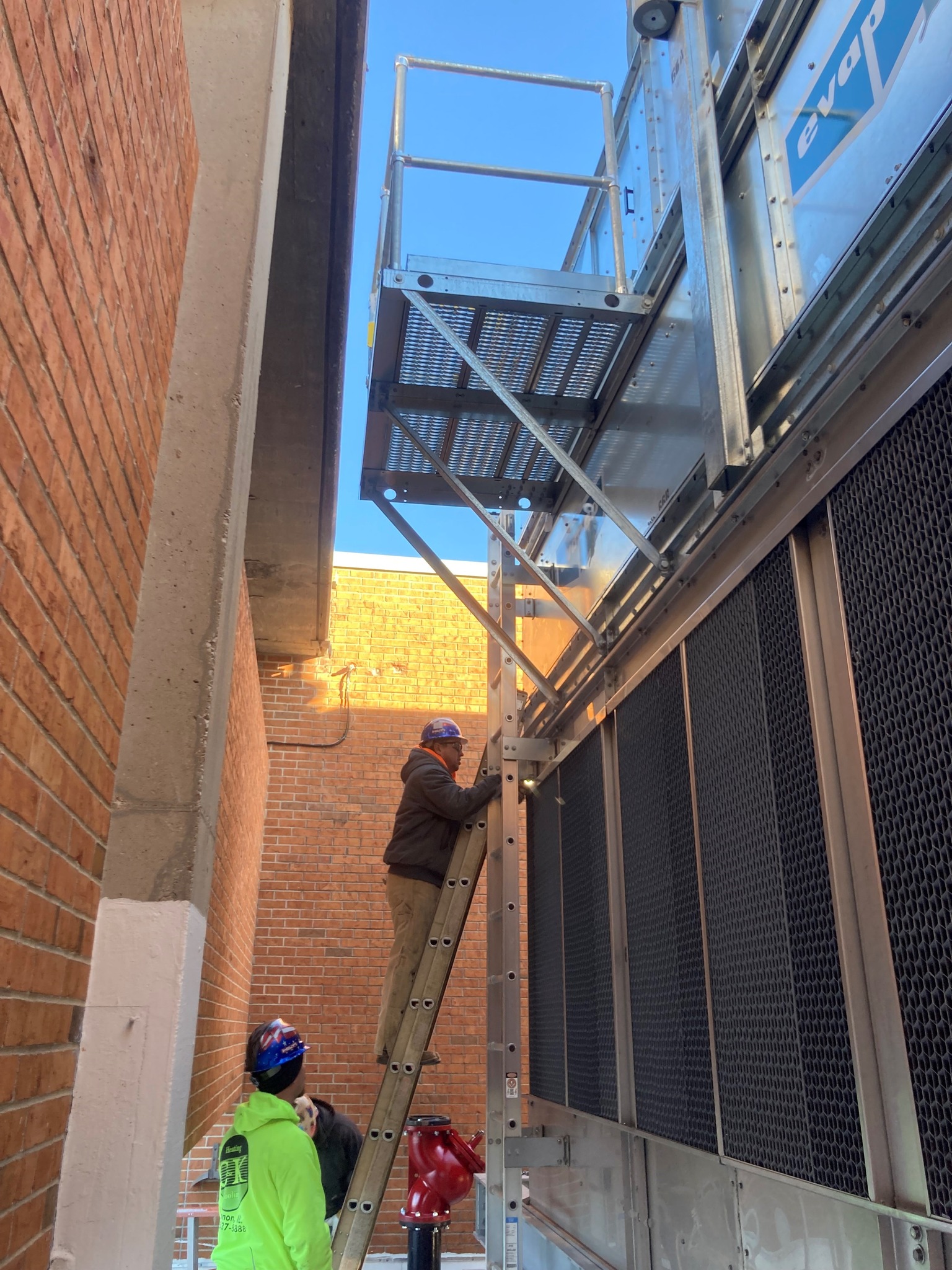 334068840_940502263628036_306524962946006455_n plumber on ladder